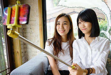 自拍杆蓝牙好还是线控好？自拍杆使用教程详解